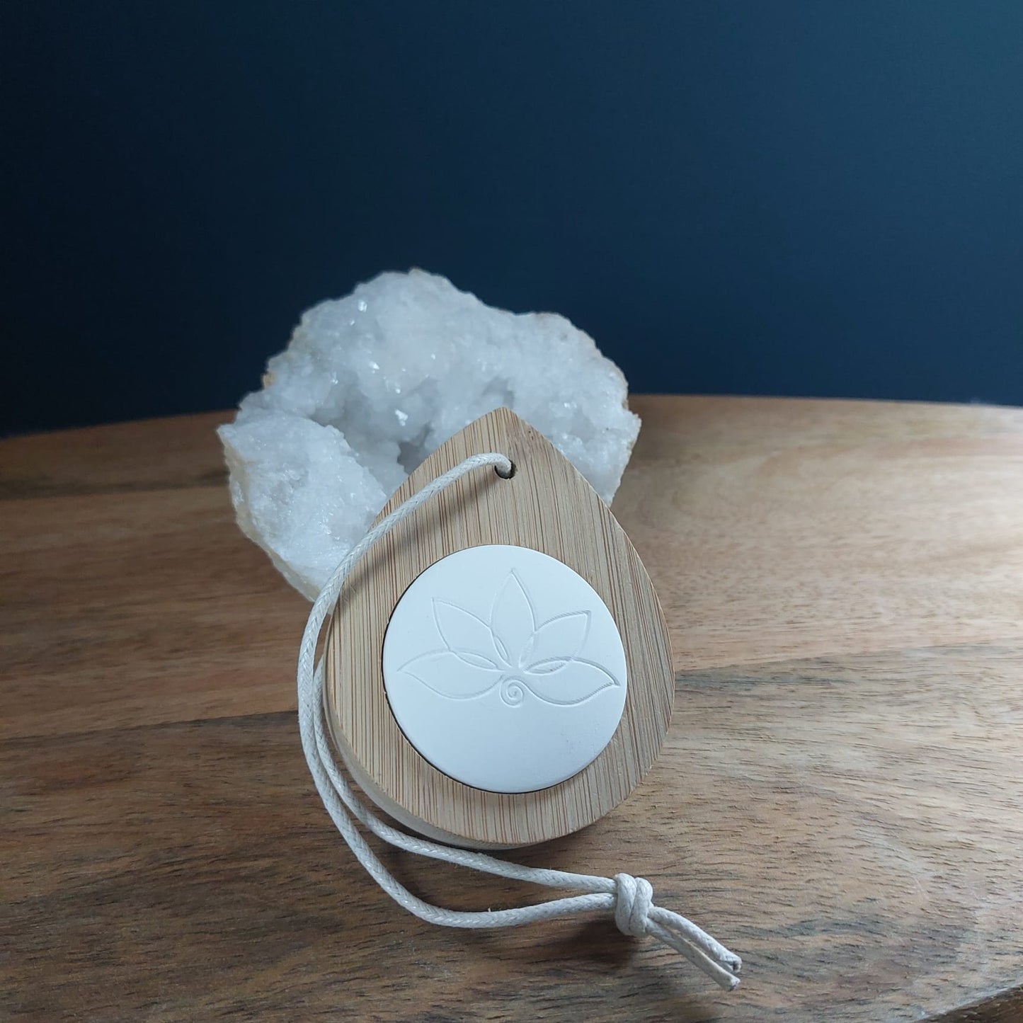 Houten geurhanger lotus