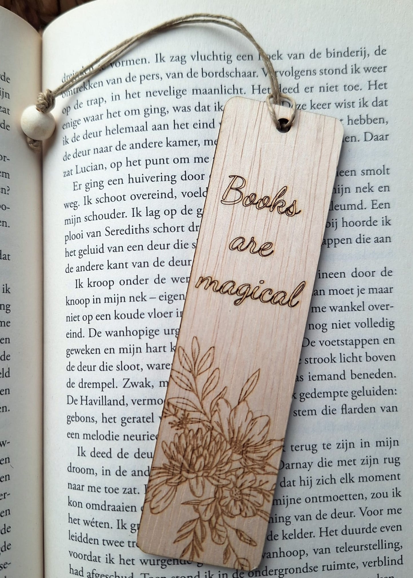 Houten boekenlegger - 'Books are magical'