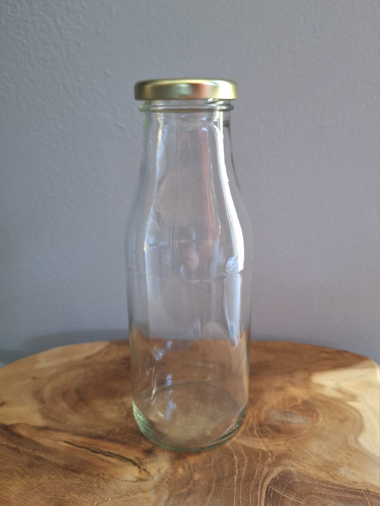 Glazen fles met gouden dop
